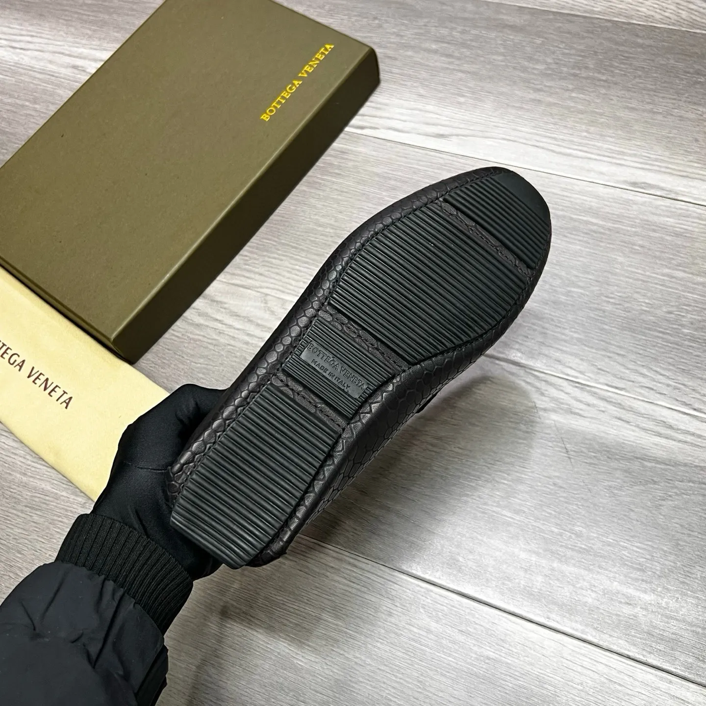 Factory price 480 BV 〰️Purely handmade classic men's beanie shoes👉👉driving shoes, slip-on shoes, made of imported cowhide from Italy, 💕water-dyed cowhide lining, 🔊original outsole, waterproof platform design, comfortable on the feet. Good choice for traveling and driving, single color available, code number: 38-44, (45 can be customized)